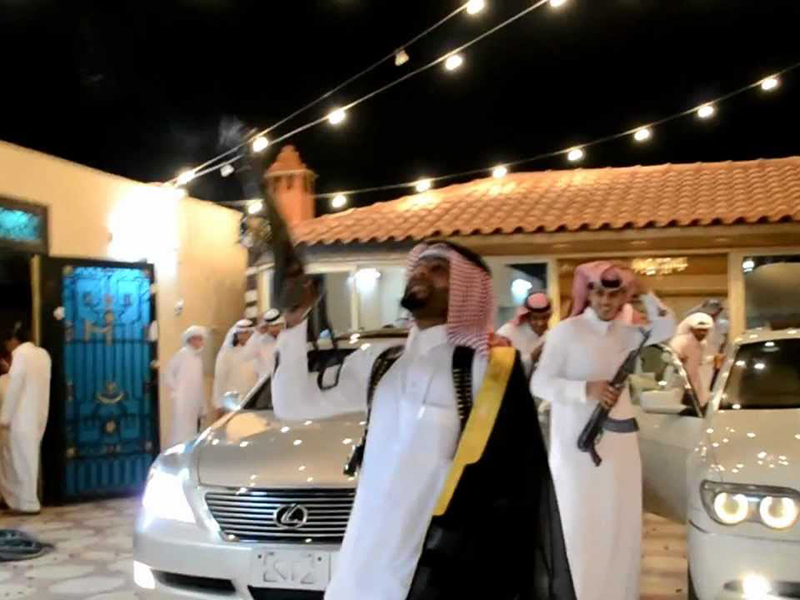 شاهد بالفيديو: عرس سعودي يبدو كساحة حرب بسبب إطلاق الرصاص!